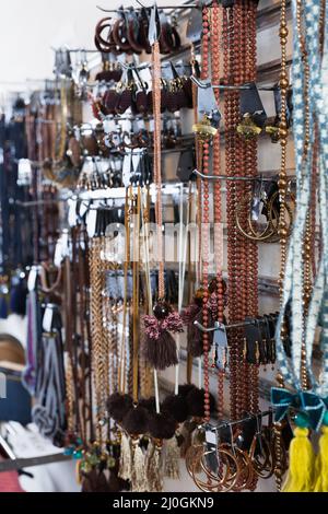 Molti accessori diversi sul supporto Foto Stock