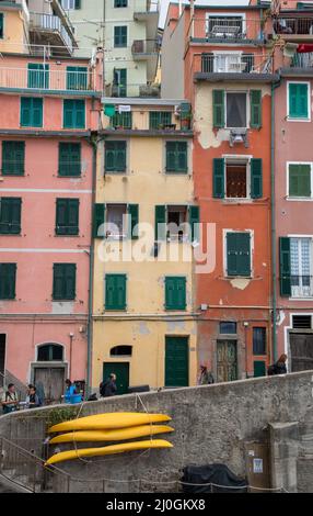 Case colorate nel villaggio di Manarola Riomaggiore, cinque Terre, Liguria, Italia Foto Stock