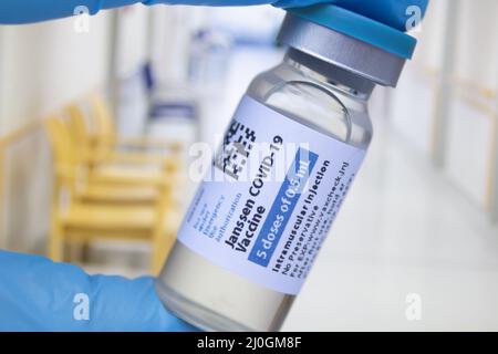 Calgary, Alberta. Canada. 15 marzo 2021. Un lavoro sanitario che detiene un vaccino Janssen Covid-19. Foto Stock