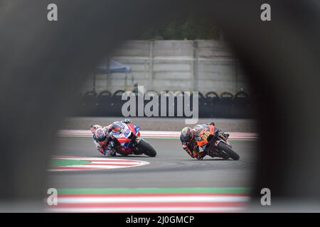 Mandalika. 19th Mar 2022. Jorge Martin (L) di Pramac Racing e Brad Binder di Red Bull KTM Factory Racing gareggiano durante il round di qualificazione della MotoGP al circuito Pertamina Mandalika di Mandalika di Lombok Island, Indonesia, il 19 marzo 2022. Credit: Veri Sanovri/Xinhua/Alamy Live News Foto Stock