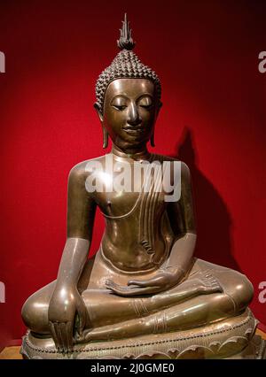 Statua di Buddha in posizione di riposo tranquilla. Shakyamuni Buddha è un insegnante spirituale, una delle tre religioni mondiali. Siddhartha Gautama Foto Stock