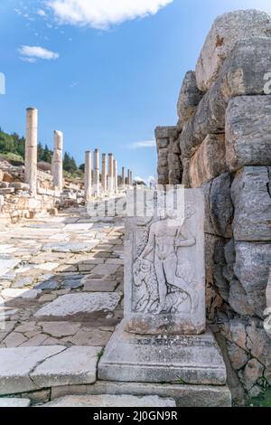 Scultura di dio del commercio Hermes e immagine di montone in Efeso, Selcuk, Izmir Turchia. Biblioteca di Celso nell'antica città di Efes Foto Stock