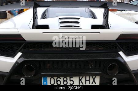 Vista posteriore di una Lamborghini bianca Huracán,LP640-4 parcheggiata al Gran Turismo 942 auto appassionato evento pubblico Sardinero Santander Cantabria Spagna Foto Stock