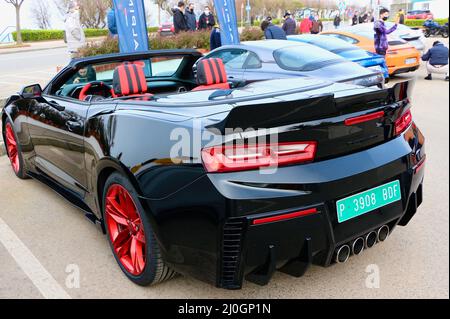 Vista posteriore di una Chevrolet nera Camaro SS cabriolet parcheggiata all'evento pubblico 942 appassionati di Gran Turismo Sardinero Santander Cantabria Spagna Foto Stock