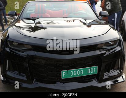 Vista frontale di una Chevrolet nera Camaro SS cabriolet parcheggiata all'evento pubblico 942 per appassionati di Gran Turismo Sardinero Santander Cantabria Spagna Foto Stock