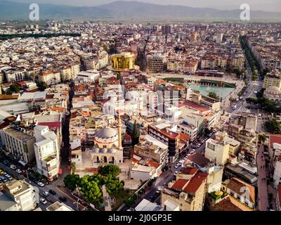 Fotografia aerea della capitale della provincia di Aydin - città di Aydin da alto punto di drone volare in giornata di sole in Turchia. aer incredibile Foto Stock