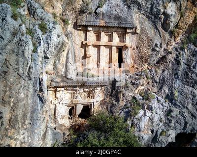Alto angolo drone vista aerea di antiche tombe di roccia greca scavate nella scogliera in Myra (Demre Foto Stock