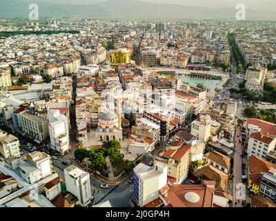 Fotografia aerea della capitale della provincia di Aydin - città di Aydin da alto punto di drone volare in giornata di sole in Turchia. aer incredibile Foto Stock