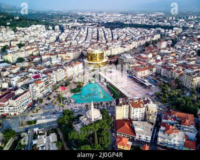 Fotografia aerea della capitale della provincia di Aydin - città di Aydin da alto punto di drone volare in giornata di sole in Turchia. aer incredibile Foto Stock