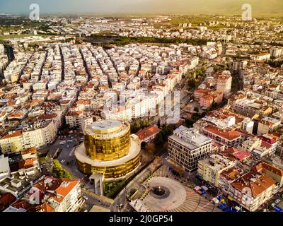 Fotografia aerea della capitale della provincia di Aydin - città di Aydin da alto punto di drone volare in giornata di sole in Turchia. aer incredibile Foto Stock