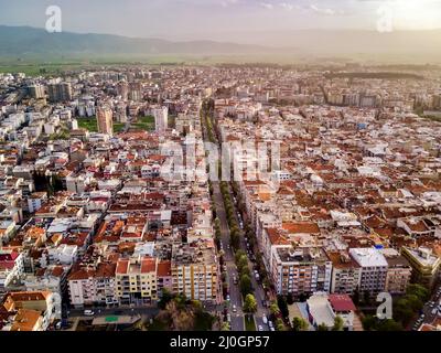 Fotografia aerea della capitale della provincia di Aydin - città di Aydin da alto punto di drone volare in giornata di sole in Turchia. aer incredibile Foto Stock