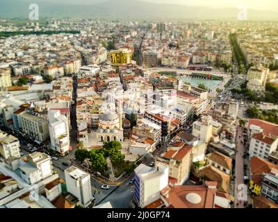 Fotografia aerea della capitale della provincia di Aydin - città di Aydin da alto punto di drone volare in giornata di sole in Turchia. aer incredibile Foto Stock