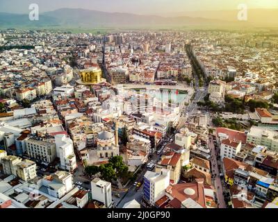 Fotografia aerea della capitale della provincia di Aydin - città di Aydin da alto punto di drone volare in giornata di sole in Turchia. aer incredibile Foto Stock