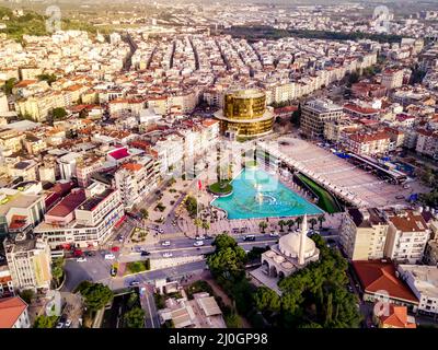 Fotografia aerea della capitale della provincia di Aydin - città di Aydin da alto punto di drone volare in giornata di sole in Turchia. aer incredibile Foto Stock