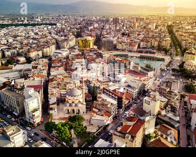 Fotografia aerea della capitale della provincia di Aydin - città di Aydin da alto punto di drone volare in giornata di sole in Turchia. aer incredibile Foto Stock