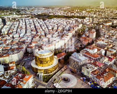 Fotografia aerea della capitale della provincia di Aydin - città di Aydin da alto punto di drone volare in giornata di sole in Turchia. aer incredibile Foto Stock