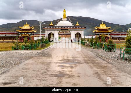 La porta d'ingresso al monastero buddista tibetano Foto Stock