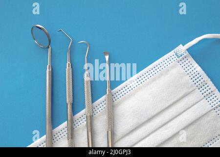 Dentista Strumenti professionali apparecchiature mediche isolate su sfondo bianco in Dental Office. Retro dell'immagine concettuale di Dental Care Foto Stock