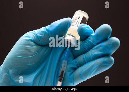 Calgary, Alberta. Canada. 02 aprile 2021. Operatore sanitario con un vaccino Pfizer e siringa per iniezione. Foto Stock