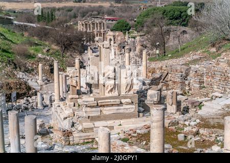 Selcuk, Izmir, Turchia - colonne di Memmio Monumento in Efeso rovine, storico antico siti archeologici romani nella parte orientale di M. Foto Stock