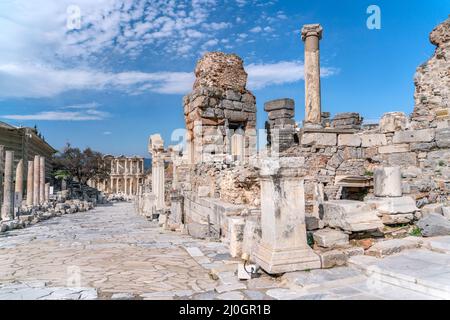 Selcuk, Izmir, Turchia - colonne di Memmio Monumento in Efeso rovine, storico antico siti archeologici romani nella parte orientale di M. Foto Stock