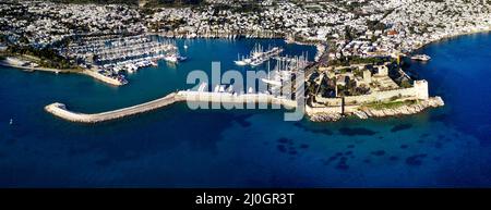 Splendida vista panoramica dal drone del porto di Bodrum e dall'antico castello di Kalesi Foto Stock