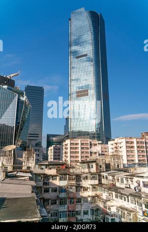 Il popolare luogo tra i turisti chiamato Montane Mansion vicino a Tai Koo a Hong Kong. Vecchio edificio retrò sovraffollato Foto Stock