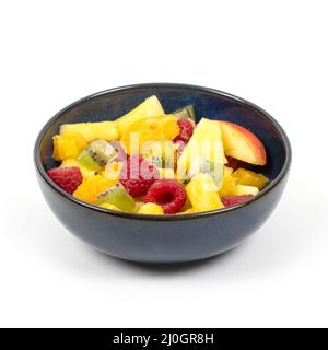 macedonia di frutta in ciotola su sfondo bianco - scatto studio Foto Stock