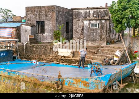 Sanya, Hainan/China-08.04.2020:la vista rurale di strada del vecchio villaggio di pescatori di fiume tradizionale su Hainan in Cina Foto Stock