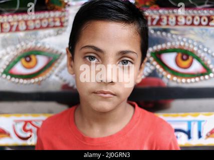 Dhaka, Bangladesh. 18th Mar 2022. Hazaribagh, Dhaka. 18th marzo 2022. La gente della comunità dalit indù celebra Dol yatra e la festa di Holi alla colonia dei pulitori. Credit: Majority World CIC/Alamy Live News Foto Stock