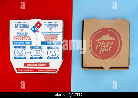 Calgary, Alberta. Canada. 17 maggio 2021. A Domino's e Pizza Hut Pizza scatole. Concetto: Top Pizza Aziende Foto Stock