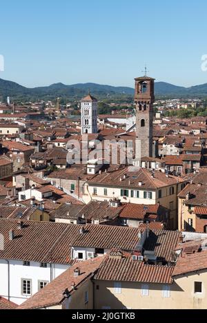 Tetti della città di Lucca dalla Torre Ginigi. Toscana centro Italia Foto Stock