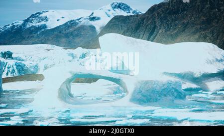Iceberg antartico vicino a spiaggia rocciosa Foto Stock