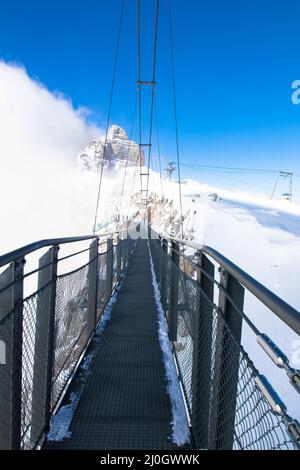 Il ponte sospeso più alto d'Austria nelle Alpi austriache. Skywalk su Dachstein. Schladming, Stiria, Austria spettacolare paesaggio invernale e mozzafiato Foto Stock
