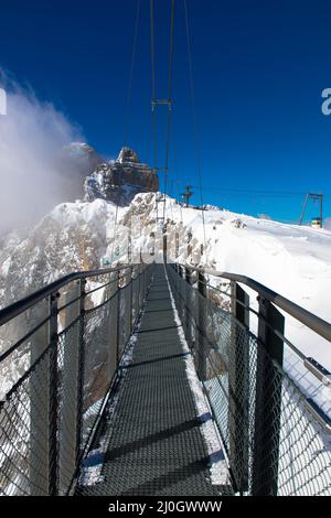 Il ponte sospeso più alto d'Austria nelle Alpi austriache. Skywalk su Dachstein. Schladming, Stiria, Austria spettacolare paesaggio invernale e mozzafiato Foto Stock