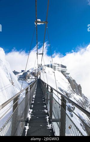 Il ponte sospeso più alto d'Austria nelle Alpi austriache. Skywalk su Dachstein. Schladming, Stiria, Austria spettacolare paesaggio invernale e mozzafiato Foto Stock