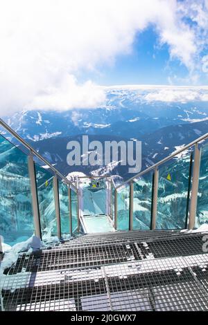 Spettacolare vista alpina con lo Stairscase a Nowhere sulla cima nevosa di Dachstein, Schladming, Stiria, Austria. Puro brivido combinato. Foto Stock