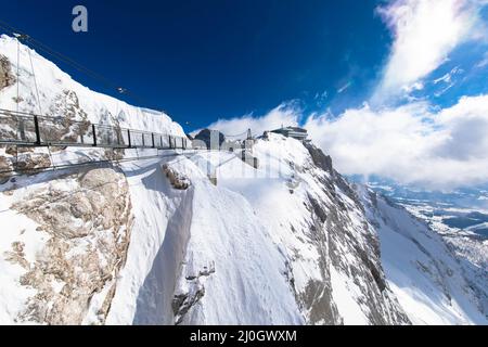 Il ponte sospeso più alto d'Austria nelle Alpi austriache. Skywalk su Dachstein. Schladming, Stiria, Austria spettacolare paesaggio invernale e mozzafiato Foto Stock