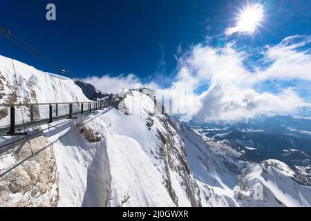 Il ponte sospeso più alto d'Austria nelle Alpi austriache. Skywalk su Dachstein. Schladming, Stiria, Austria spettacolare paesaggio invernale e mozzafiato Foto Stock