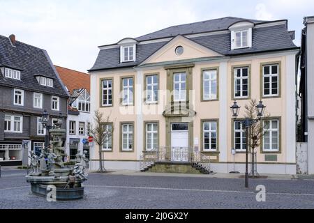 Fontana cittadina di fronte al palazzo della città, Lippstadt, Westfalia, Germania, Europa Foto Stock