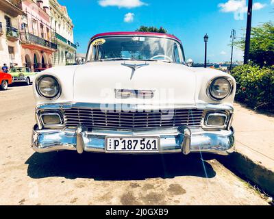 Auto d'epoca cubana bianca. American vecchia auto classica la strada nel centro di l'Avana Foto Stock