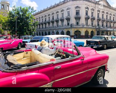 Auto d'epoca cubana rosa. American vecchia auto classica la strada nel centro di l'Avana Foto Stock