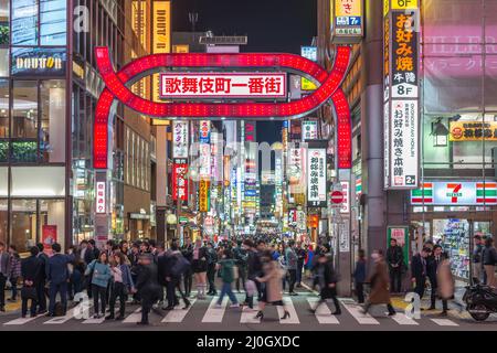 Tokyo, Giappone - 27 ottobre 2017 : scena notturna di passeggiate turistiche a Kabukicho Street, Shinjuku, Tokyo, Giappone Foto Stock