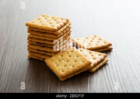 Biscotto al cioccolato ripieno su tavola di legno Foto Stock