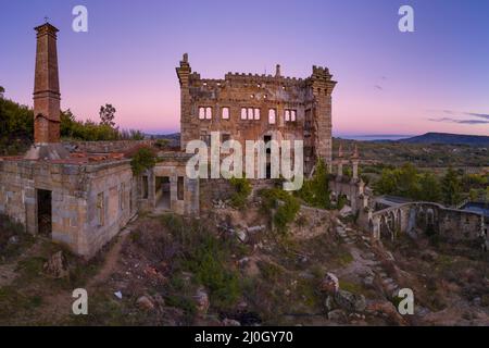 Panorama aereo del drone di Termas Radium Hotel Serra da pena al tramonto a Sortelha, Portogallo Foto Stock