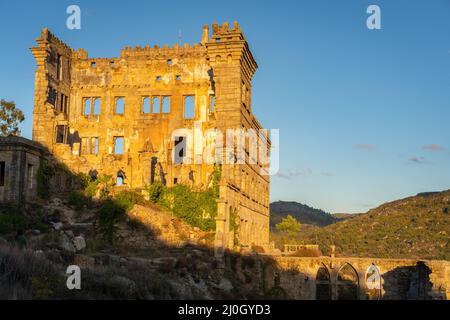 Edificio abbandonato in rovina del Termas Radium Hotel Serra da pena a Sortelha, Portogallo Foto Stock