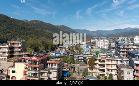 Paesaggio urbano di Pokhara con la catena montuosa dell'Annapurna coperta di neve nel Nepal centrale, in Asia Foto Stock