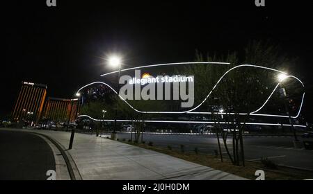 Las Vegas, Stati Uniti. 18th Mar 2022. Una vista esterna dello Stadio Allegiant di notte con il Mandalay Hotel & Casino sullo sfondo. Credit: SOPA Images Limited/Alamy Live News Foto Stock