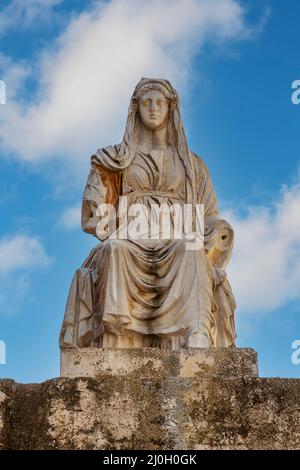 scultura che rappresenta ceres, dea protettiva dell'agricoltura, raccolti e fertilità con il cielo come sfondo. trovato durante gli scavi Foto Stock