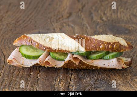 Bastone di pretzel bavarese con pagnotta di fegato Foto Stock